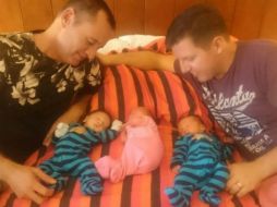 Los bebés Lachlan, Kelly y Blake fueron cargados por dos madres sustitutas y nacieron en Villahermosa. ESPECIAL / stuff.co.nz