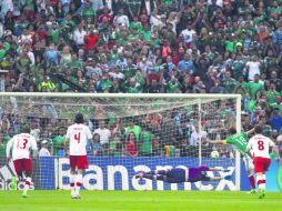 La guardó en las redes. El tapatío Andrés Guardado puso en ventaja al Tricolor con un penalti bien ejecutado. MEXSPORT /