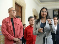 La ministra del Exterior de Venezuela, junto a los miembros del ELN Antonio García (i) y Pablo Beltrán (2i). AFP / F. Parra