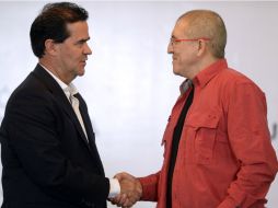 Los líderes negociadores del gobierno colombiano y la guerra del ELN, Frank Pearl y Antonio García se saludan. AFP / F. Parra
