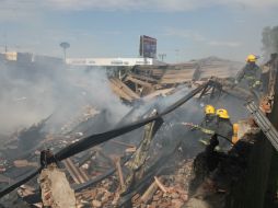 Personal de emergencias trabaja en el sitio para extinguir el incendio. EL INFORMADOR / R. Tamayo