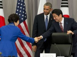 Según Obama, durante su reunión con Abe y Park se abordaron también 'pasos adicionales' ante la amenaza norcoreana. AP / J. Martin