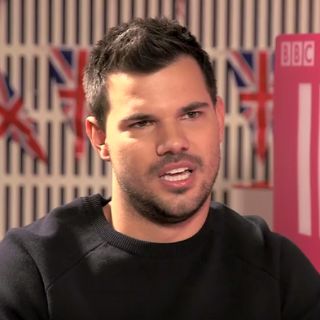 Taylor Lautner sorprende con kilos de más