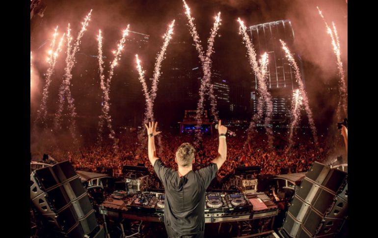 A cada asistente se le repartió una mochila que proyectaba el sonido directamente a sus cuerpos. TWITTER / @MartinGarrix