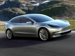 Los prototipos exhibidos se parecen a una versión más pequeña del Model S, pero con techo panorámico y un capó más extenso. EFE / Tesla