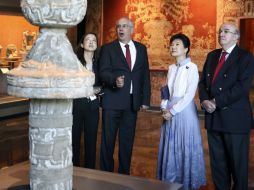 Acompañada por el director general de Asuntos Internacionales y por el director del Museo Nacional de Antropología. EFE / Yonhap