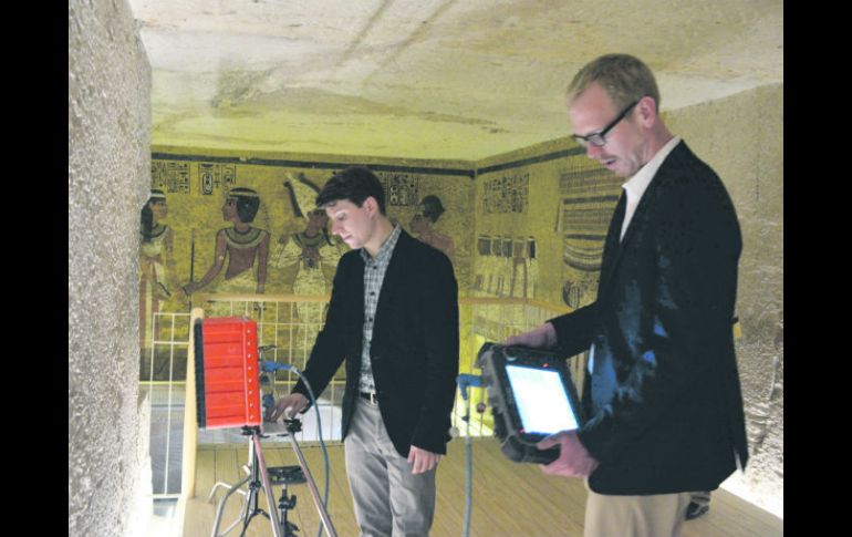 Dos expertos exploran con modernos aparatos la tumba de Tutankamón en el Valle de los Reyes. EFE /