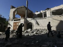 Palestinos inspeccionan la casa derruida de Ahmed Zakarneh, destruida por tropas israelíes en Qabatya. EFE / A. Badarneh