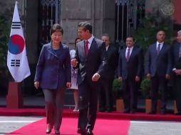 Después se trasladaron al Salón Azul para un encuentro privado. YOUTUBE / Gobierno de la República