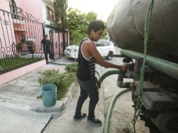 El desabasto del líquido también se debe al riego y al despilfarro de los ciudadanos. EL INFORMADOR / ARCHIVO