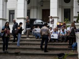 Los familiares de presos políticos se manifestaron este martes en la Nunciatura apostólica en Caracas. EFE / M. Gutiérrez