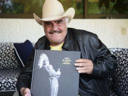 En la foto, Vicente posa con la portada de “El adiós a un grande”, que sale a la venta hoy. SUN /
