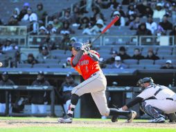 Carlos Correa, de los Astros, conecta la bola durante uno de sus turnos al bate en el juego de ayer ante los Yankees. EFE / J. Szenes