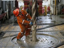 Moody's estima que la producción petrolera caiga a dos mil 028 millones de barriles por día en 2017 desde dos mil 123 millones. AP / ARCHIVO