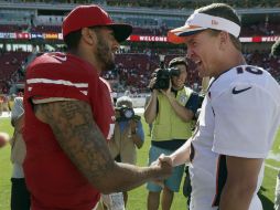 Luego del retiro de Manning, se especula que Kaepernick llegaría en su lugar. AP / ARCHIVO