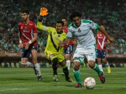 Martín Bravo adelanta a Rodrigo Noya y al arquero Édgar Hernández. El delantero santista puso números definitivos al marcador al '57. AFP / A. Flores