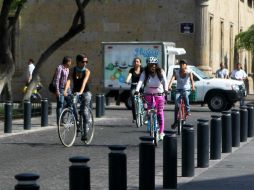 De acuerdo con la iniciativa, los automóviles respetarán una distancia metro y medio de distancia entre los ciclistas. EL INFORMADOR / ARCHIVO