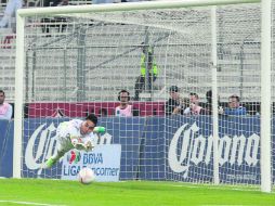 El portero michoacano Carlos Rodríguez se lanza a su izquierda para detener el balón enviado por el 'Negriro' Medina. EL INFORMADOR / M. Vargas