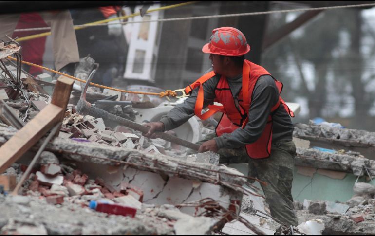 A pesar de las réplicas, los trabajos de rescate siguen.