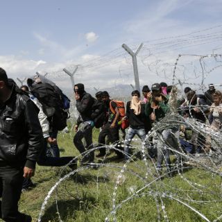 Migrantes chocan con policía de Macedonia