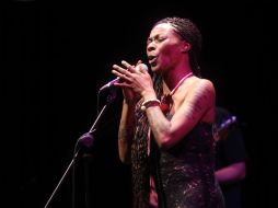 La cantante le imprime un sello muy particular a sus interpretaciones, que fueron coreadas por el público. EL INFORMADOR / A. Hinojosa