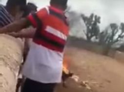 Muchos de los asistentes graban el delito con su propio teléfono móvil y se escuchan risas y burlas. YOUTUBE / Mauricio vargas Miranda