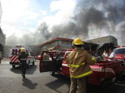 El incendio se ubica en el cruce de las calles Mandarina y Nopal. EL INFORMADOR / A. Hinojosa