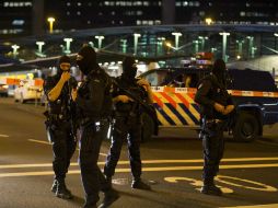 Policías militares con pasamontañas y ametralladoras resguardar los accesos y pasillos de la termina aérea de Schiphol. EFE / M. V. Bergen
