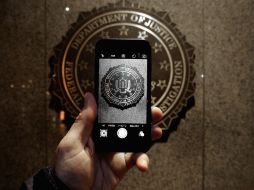 El método permitió a los investigadores flanquear el código personal de cuatro dígitos sin activar seguridad de Apple. AFP / ARCHIVO