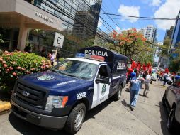 Poco antes del mediodía, una treintena de personas llegaron a las inmediaciones del edificio resguardado. EFE / A. Bolívar