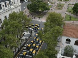 Mientras Uber se ubicó al tope de las aplicaciones más populares en Buenos Aires, los taxistas cortaron avenidas el martes. AFP / ARCHIVO