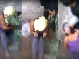 En el video se exhibe cómo un elemento de la Policía Federal y una mujer militar someten a una mujer con una bolsa de plástico. TWITTER / Manuel Feregrino