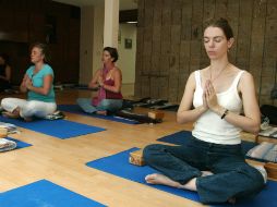 A los 20 años se recomienda practicar yoga, para regular el estrés y evitar problemas de insomnio y depresión. EL INFORMADOR / ARCHIVO