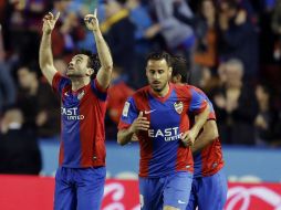 El delantero italiano del Levante Guiseppe Rossi (i) celebra su gol, primero del equipo frente al RCD Espanyol. EFE / J. C. Cárdenas