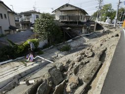 El terremoto causó al derrumbe de más de medio centenar de casas donde quedaron atrapados sus habitantes. EFE / K. Mayama