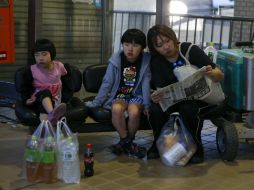 Una familia espera para recibir ayuda en el ayuntamiento de Mashiki, prefectura de Kumamoto. EFE / K. Mayama