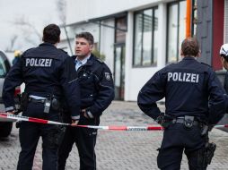 La policía señala que una persona enmascarada huyó del lugar poco después. EFE / M. Kusch