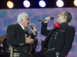 Vicente estuvo acompañado en algunas canciones por su hijo, Alejandro el Potrillo Fernández. EFE / F. Aceves