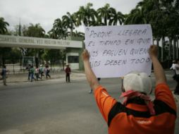 Maestro levanta cartel durante una protesta del CNTE en Chiapas. SUN / ARCHIVO