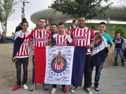 Los aficionados de Chivas a su llegada al estadio previo al Clásico. TWITTER / @chivas