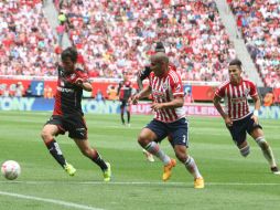 Con gol de último minuto, las Chivas lograron llevarse el Clásico Tapatío. EL INFORMADOR / R. Tamayo