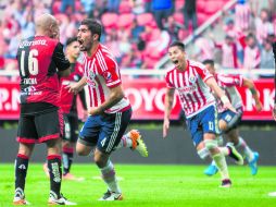 Festejo y frustración. Jair Pereira (#4) celebra el gol de último minuto ante el lamento de Egidio Arévalo (#16) del Atlas. EL INFORMADOR /