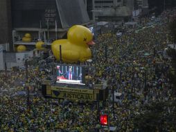 Miles de brasileños salieron ayer a las calles, unos para apoyar y otros en rechazo a la destitución de la presidenta Dilma Rousseff. EFE / S. Moreira
