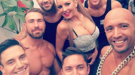 Madow aparece con una blusa escotada junto a un grupo de hombres. INSTAGRAM / @isabelmadow