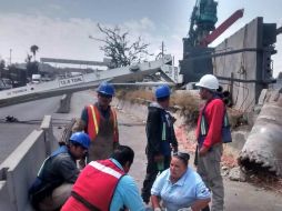 El brazo de la maquinaria se hallaba atravesado sobre los carriles en sentido contrario de modo que obstruía la circulación. EL INFORMADOR /
