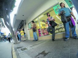 Vendedores ambulantes frente al mercado Corona. EL INFORMADOR / A. Camacho