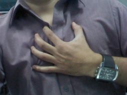 Los síntomas de un ataque al corazón son dolor agudo en el pecho, sudoración, falta de aire, fatiga y cansancio. EL INFORMADOR /