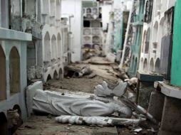 Parte del suelo de este camposanto se levantó por el movimiento telúrico. EFE / C. Escobar