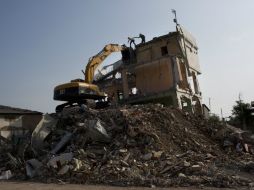 Equipos de rescate cada vez tienen menos esperanza de hallar a personas con vida entre las ruinas. AP / R. Abd