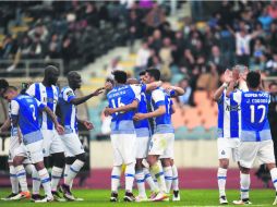 Celebración final. Los jugadores del Porto, entre ellos el mexicano Herrera, festejan la victoria de visitantes. AFP /